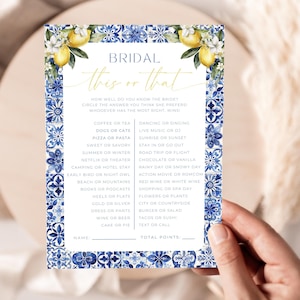 Puede incluir: Una tarjeta de juego para la despedida de soltera con un borde de diseño de azulejos azules y blancos. La tarjeta presenta el texto "Bridal This or That" con un diseño de limón y flores. El juego incluye una lista de preguntas.
