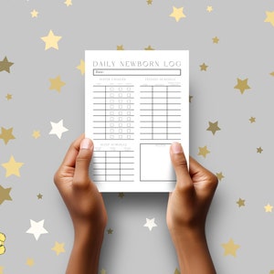 Op de afbeelding: Een printbaar dagelijks logboek voor pasgeborenen met secties voor luierveranderingen, voedingsschema, slaapschema en notities. Het logboek is op een grijze achtergrond met gouden sterren.