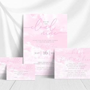 Op de afbeelding: Een set babyborrel uitnodigingen en inlegvellen met een zachtroze aquarel wolkontwerp. De hoofduitnodiging luidt "We're on Cloud Nine" met evenementdetails. Inclusief luierloterij- en boekenverzoekkaarten.