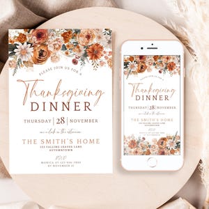 Può includere: Un biglietto d'invito stampato e lo schermo di uno smartphone che mostra un invito per una cena del Ringraziamento. Entrambi presentano una composizione floreale nei toni dell'arancione, marrone e bianco, con il testo Please join us for a Thanksgiving Dinner.