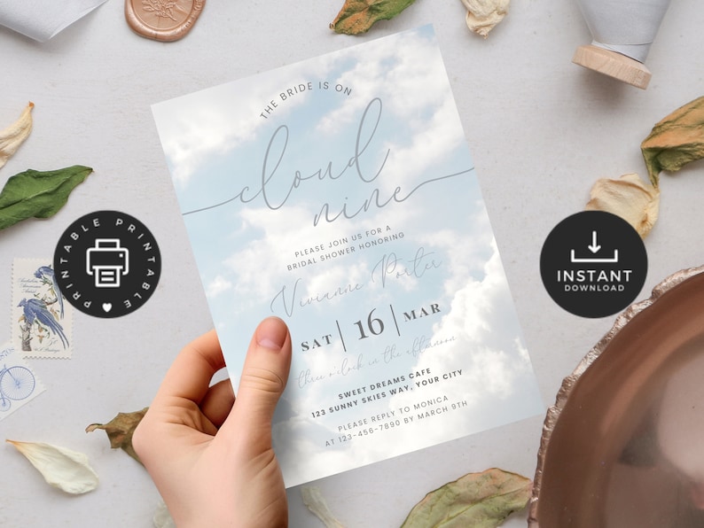 Op de afbeelding: Printbare bruiloft douche uitnodiging met een blauwe lucht en witte wolken achtergrond. De tekst luidt: "De bruid is op wolken. Doe mee met ons voor een bruiloft douche ter ere van Vivianne Porter. Za | 16 | Mar. Er zal een viering zijn in Sweet Dreams Cafe, 123 Sunny Skies Way, Uw stad. Reageer alstublieft bij Monica op 123-456-7890 voor 8 maart."