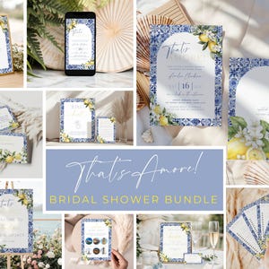 Peut inclure: Ensemble de papeterie pour une fête prénuptiale avec un motif de carreaux bleus et blancs, orné de citrons et de motifs floraux. L'ensemble comprend des invitations, des cartes de recettes, des panneaux de bienvenue et des cartes de jeu. Le texte "That's Amore!" est affiché.