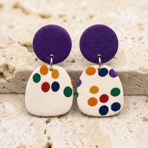 Boucles d'oreilles légères argile polymère, Bijou texture tissu acier inoxydable, Cadeau femme original pois multicolores