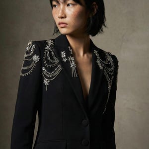 Blazer feminino preto com aplicações de strass, jaqueta de alfaiataria com apliques de cristal nos ombros, casaco slim fit em modal, elegante para festas e trabalho.