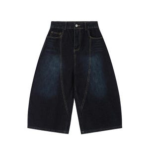 K&ouml;nnte beinhalten: Dunkelblaue Denim-Culottes mit weitem Bein. Die Shorts haben einen Knopf- und Rei&szlig;verschluss, mit Front- und Ges&auml;&szlig;taschen. Der Denim hat ein verwaschenes Aussehen mit sichtbaren N&auml;hten.