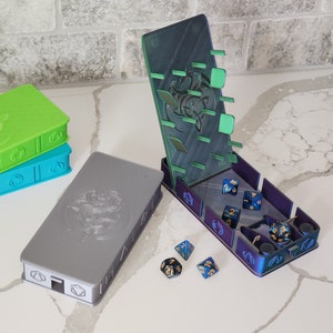 Pachinko Würfelturm mit Katapult | Hält 3 Würfelsätze | Zusammenklappbarer tragbarer Tabletop-Rollenspiel-Turm Thrower Roller Vault Box Aufbewahrungshalter
