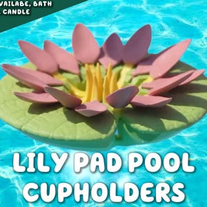 Puede incluir: Un portavasos de piscina con forma de nenúfar con pétalos rosas, estambres amarillos y una base de hoja verde. El texto "LILY PAD POOL CUPHOLDERS" se muestra en blanco. El fondo es un patrón de agua azul.