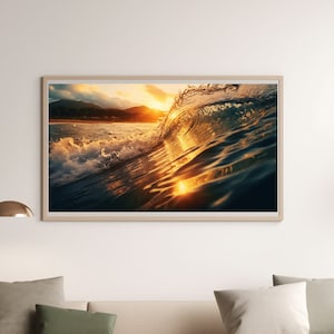 Könnte beinhalten: Eine Nahaufnahme einer Welle, die bei Sonnenuntergang im Meer bricht. Die Sonne geht hinter der Welle unter und erzeugt einen goldenen Schein im Wasser. Die Welle bricht über einem Sandstrand.