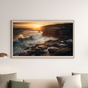 Könnte beinhalten: Ein Foto einer felsigen Küste mit tosenden Wellen bei Sonnenuntergang. Die Sonne geht hinter den Klippen unter und taucht die Szene in ein warmes goldenes Licht. Die Wellen schlagen gegen die Felsen und erzeugen ein dramatisches und wunderschönes Bild.