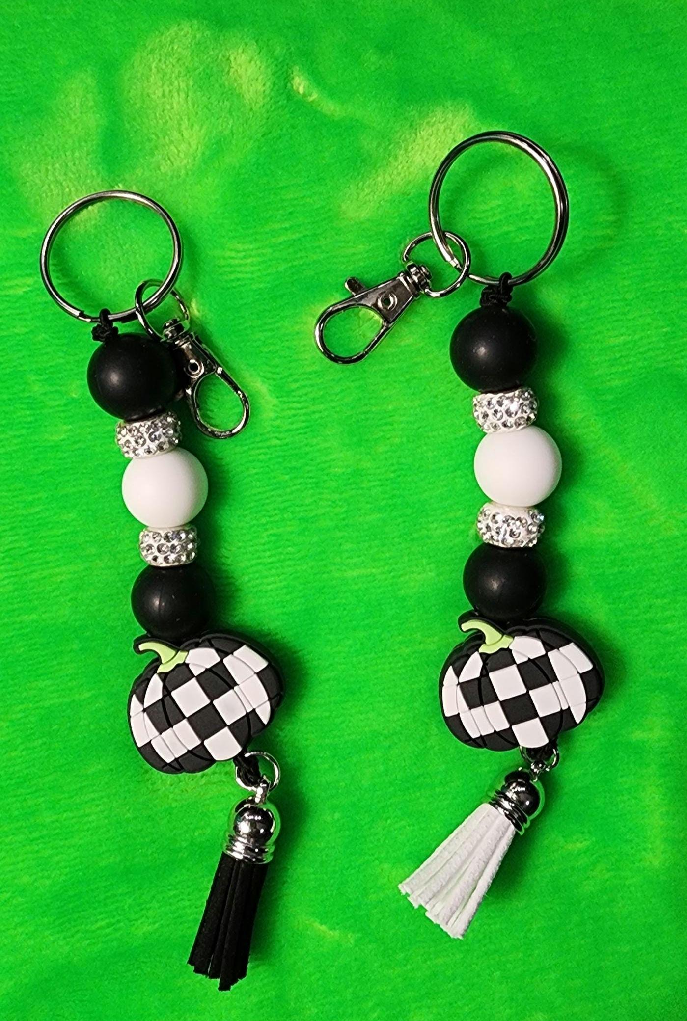 Checkered Pumpkin Keychain: Farmhouse Fall Beaded Key Ring - Thumbnail 4