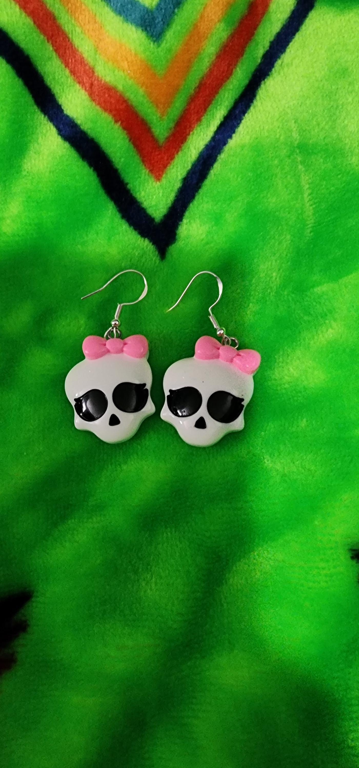 Skull with Pink Bow Earrings – Creepy Cute Goth Jewelry, Spooky Kawaii Accessory, Halloween Gift for Horror Lovers - Thumbnail 3