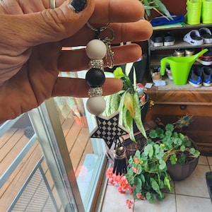 Black & White Checkered Star Beaded Keychain – Retro Aesthetic Bag Charm, Trendy Checkerboard Keyring, Cute Gift for Her