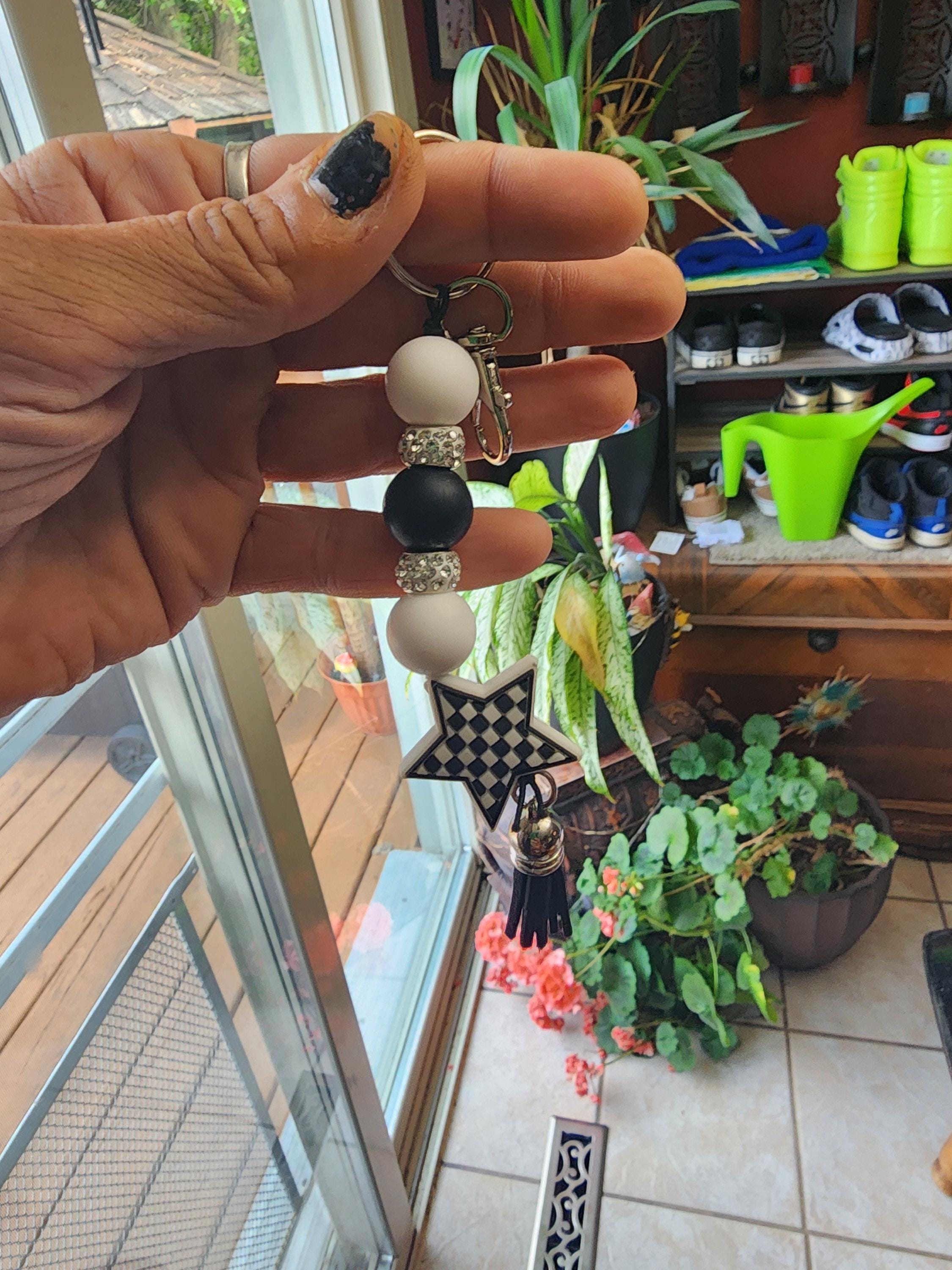 Black & White Checkered Star Beaded Keychain – Retro Aesthetic Bag Charm, Trendy Checkerboard Keyring, Cute Gift for Her