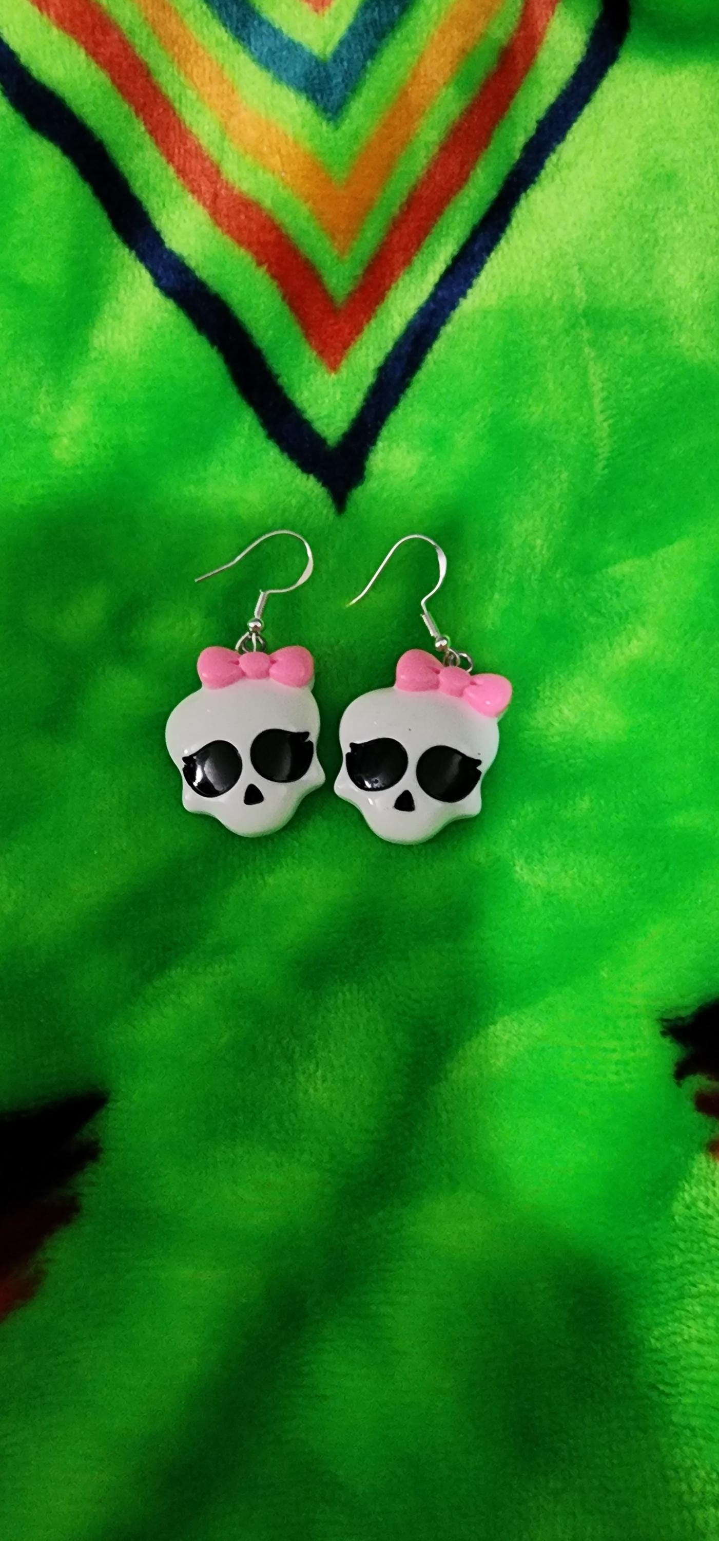 Skull with Pink Bow Earrings – Creepy Cute Goth Jewelry, Spooky Kawaii Accessory, Halloween Gift for Horror Lovers - Thumbnail 6