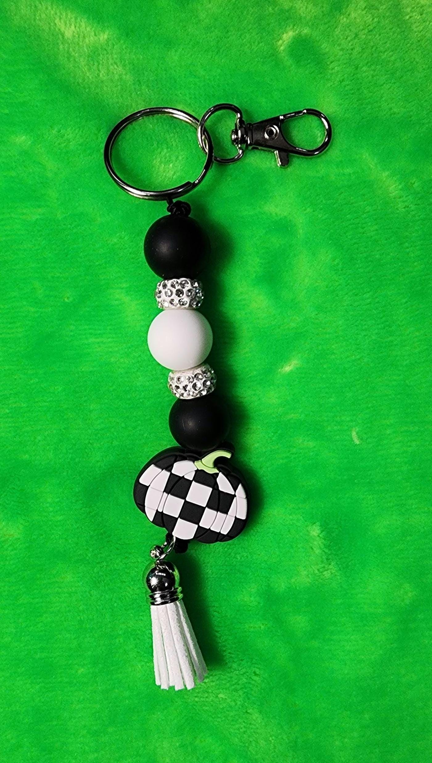 Checkered Pumpkin Keychain: Farmhouse Fall Beaded Key Ring - Thumbnail 2