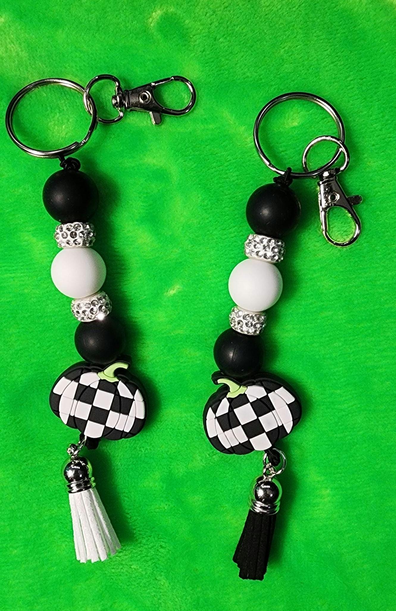 Checkered Pumpkin Keychain: Farmhouse Fall Beaded Key Ring - Thumbnail 6