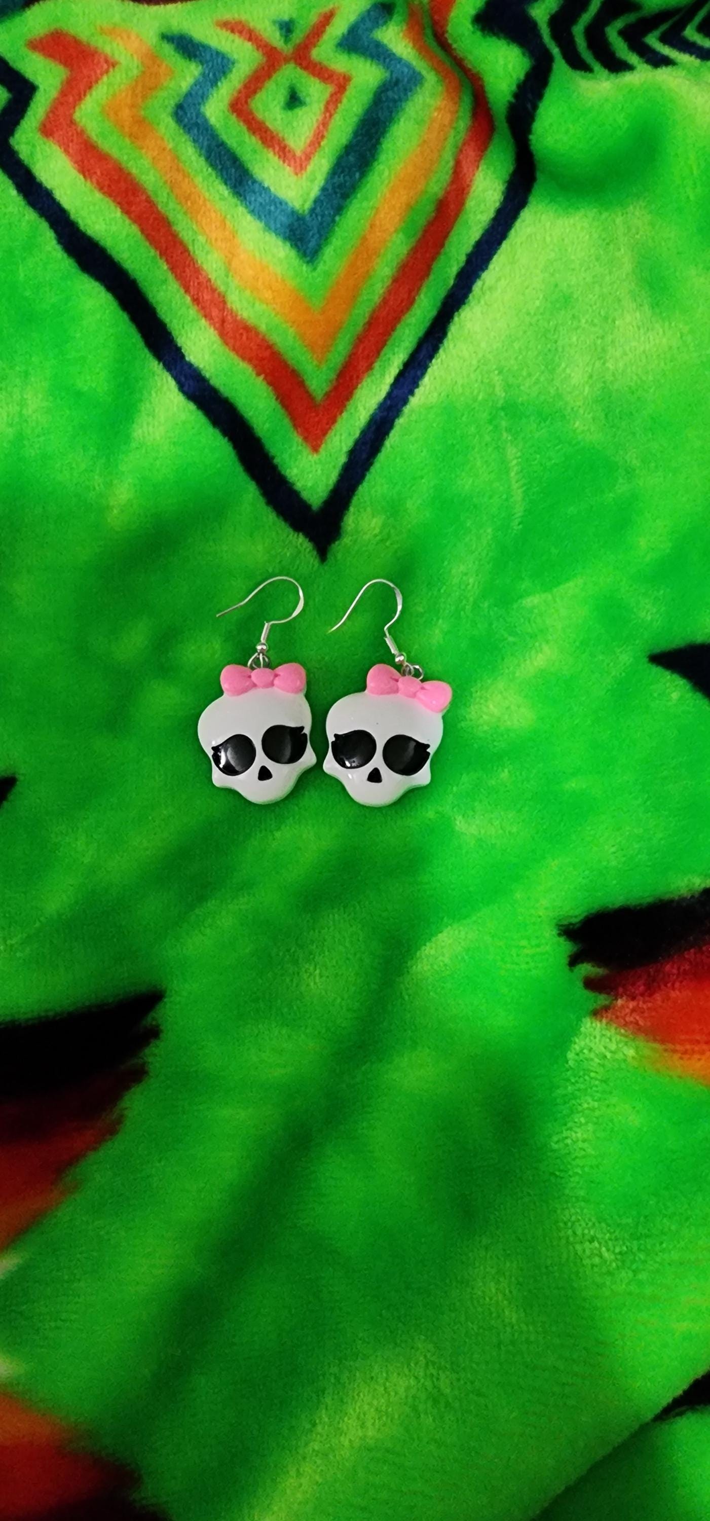 Skull with Pink Bow Earrings – Creepy Cute Goth Jewelry, Spooky Kawaii Accessory, Halloween Gift for Horror Lovers - Thumbnail 4