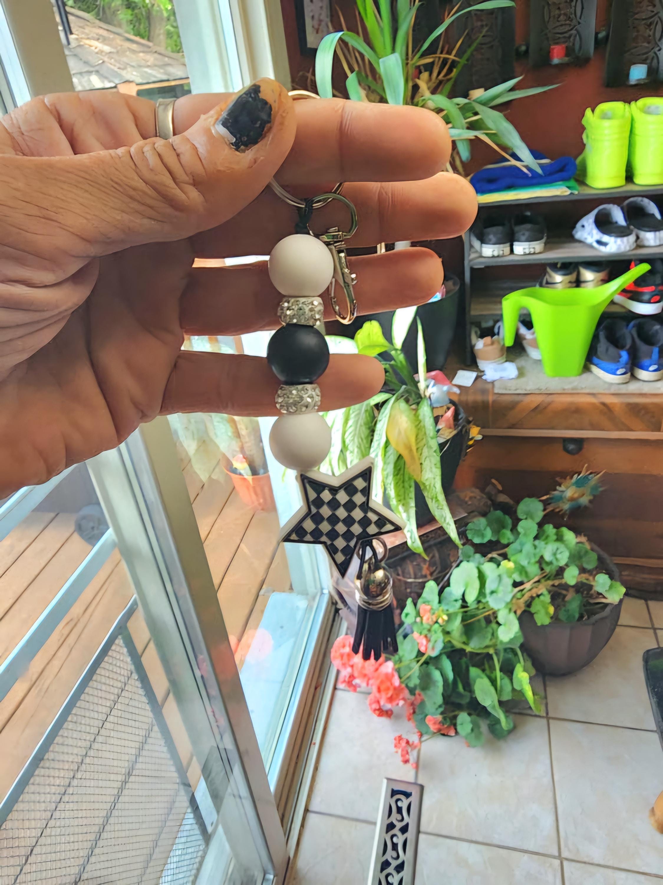 Black & White Checkered Star Beaded Keychain – Retro Aesthetic Bag Charm, Trendy Checkerboard Keyring, Cute Gift for Her - Thumbnail 5