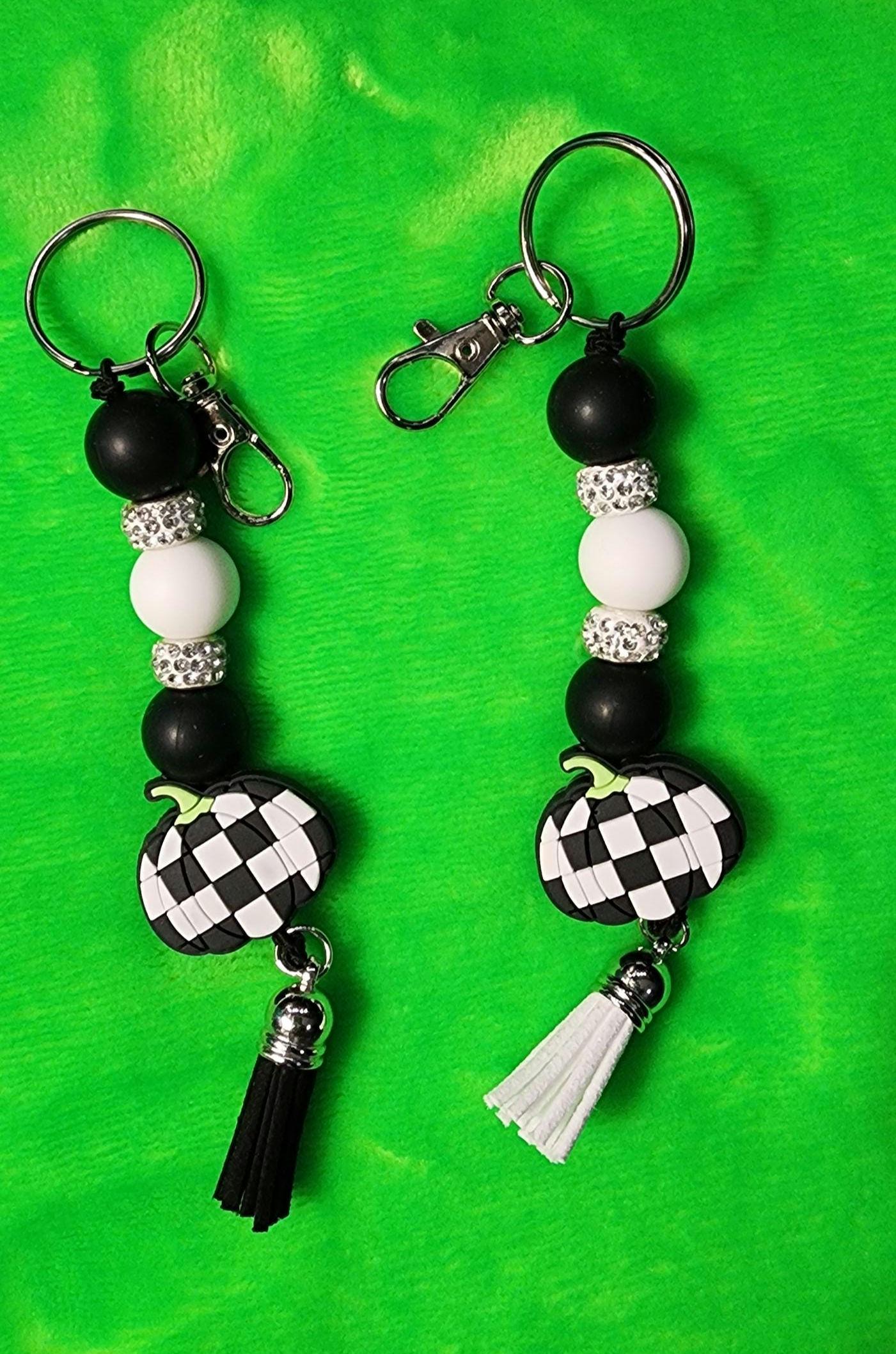 Checkered Pumpkin Keychain: Farmhouse Fall Beaded Key Ring - Thumbnail 5