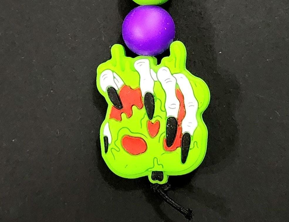 Cute Beaded Skull Beaded Keychain | Pastel Goth Charm | Halloween Bag Accessory | Silicone Bead Keychain | Gift for Her | Spooky Cute
