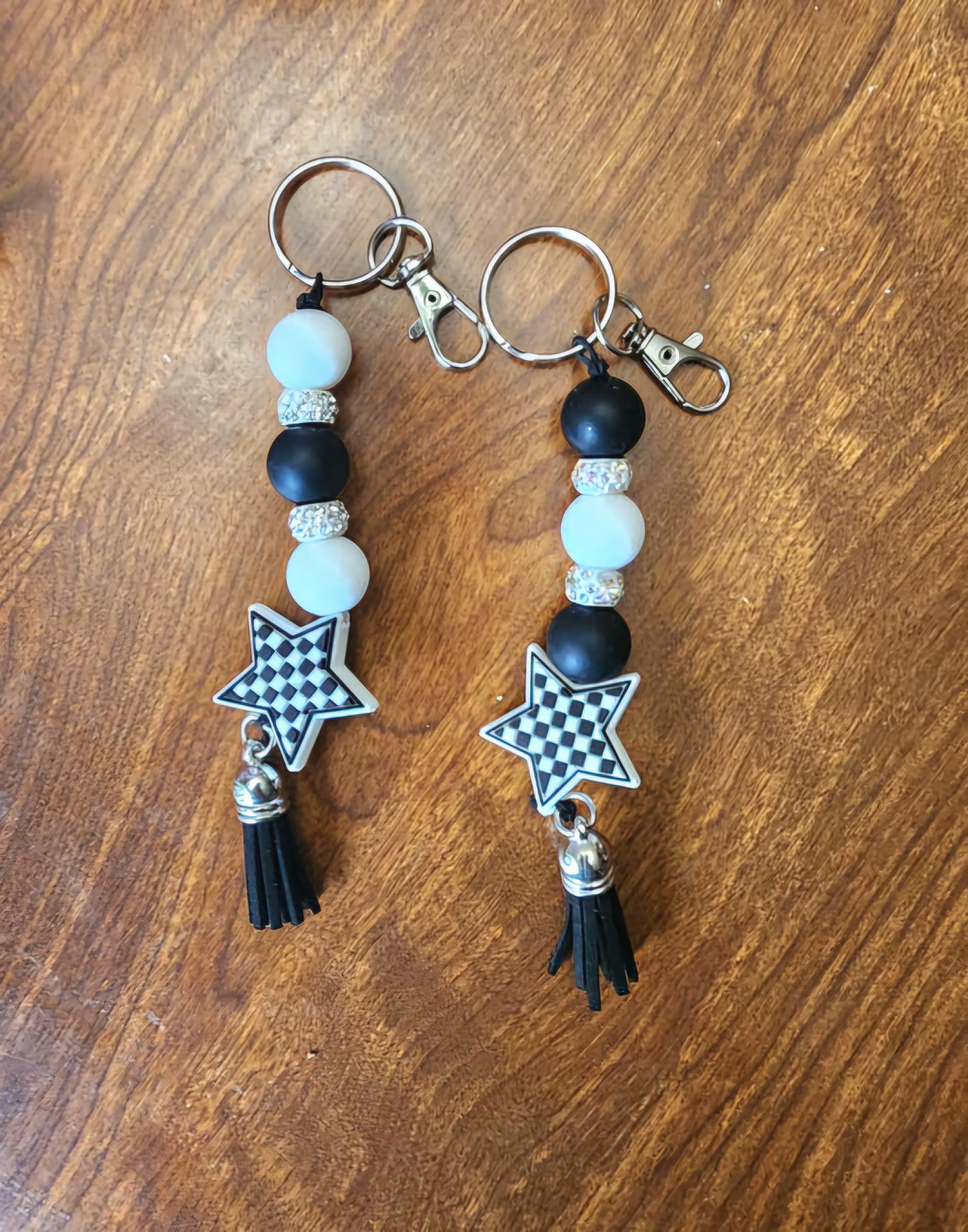Black & White Checkered Star Beaded Keychain – Retro Aesthetic Bag Charm, Trendy Checkerboard Keyring, Cute Gift for Her - Thumbnail 4