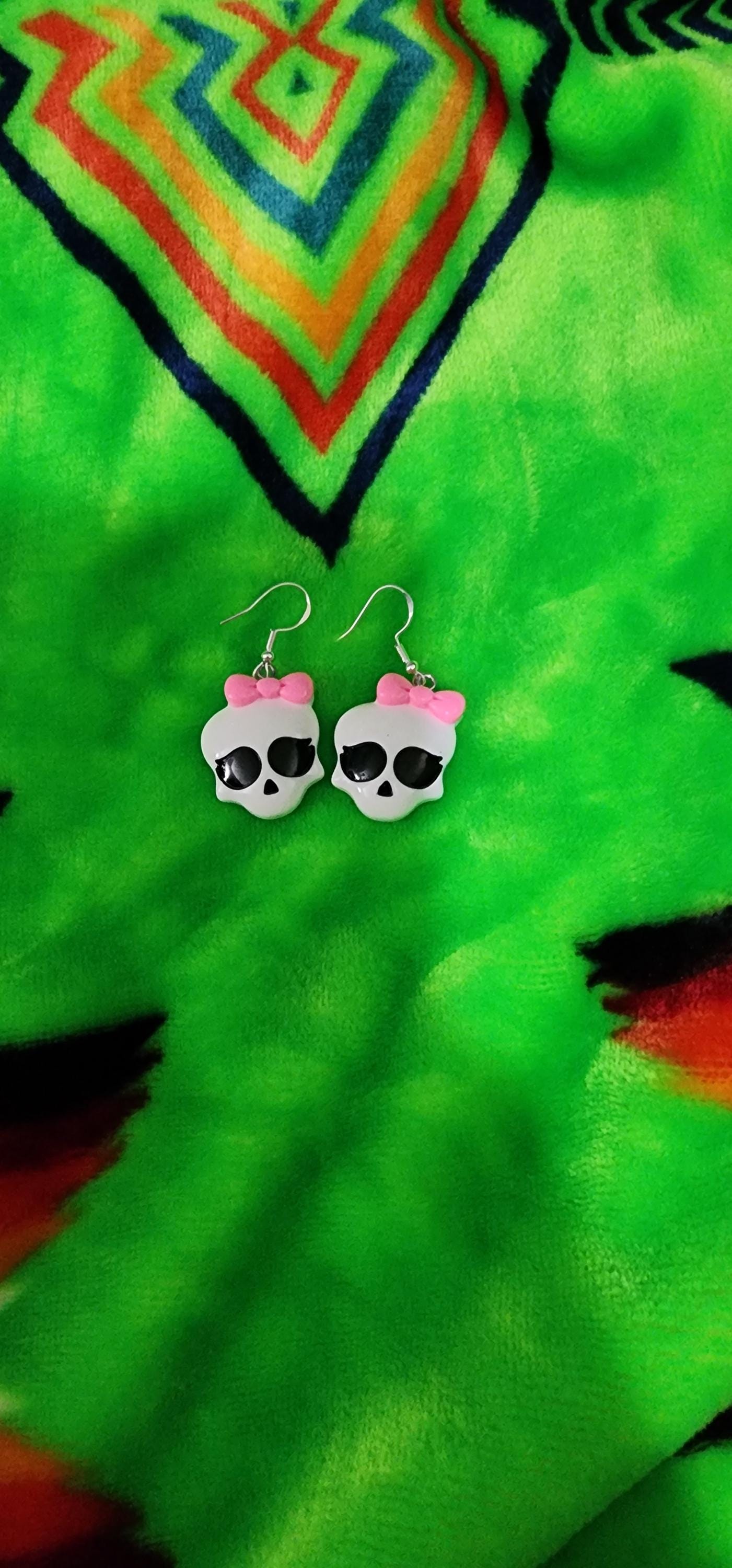 Skull with Pink Bow Earrings – Creepy Cute Goth Jewelry, Spooky Kawaii Accessory, Halloween Gift for Horror Lovers - Thumbnail 5