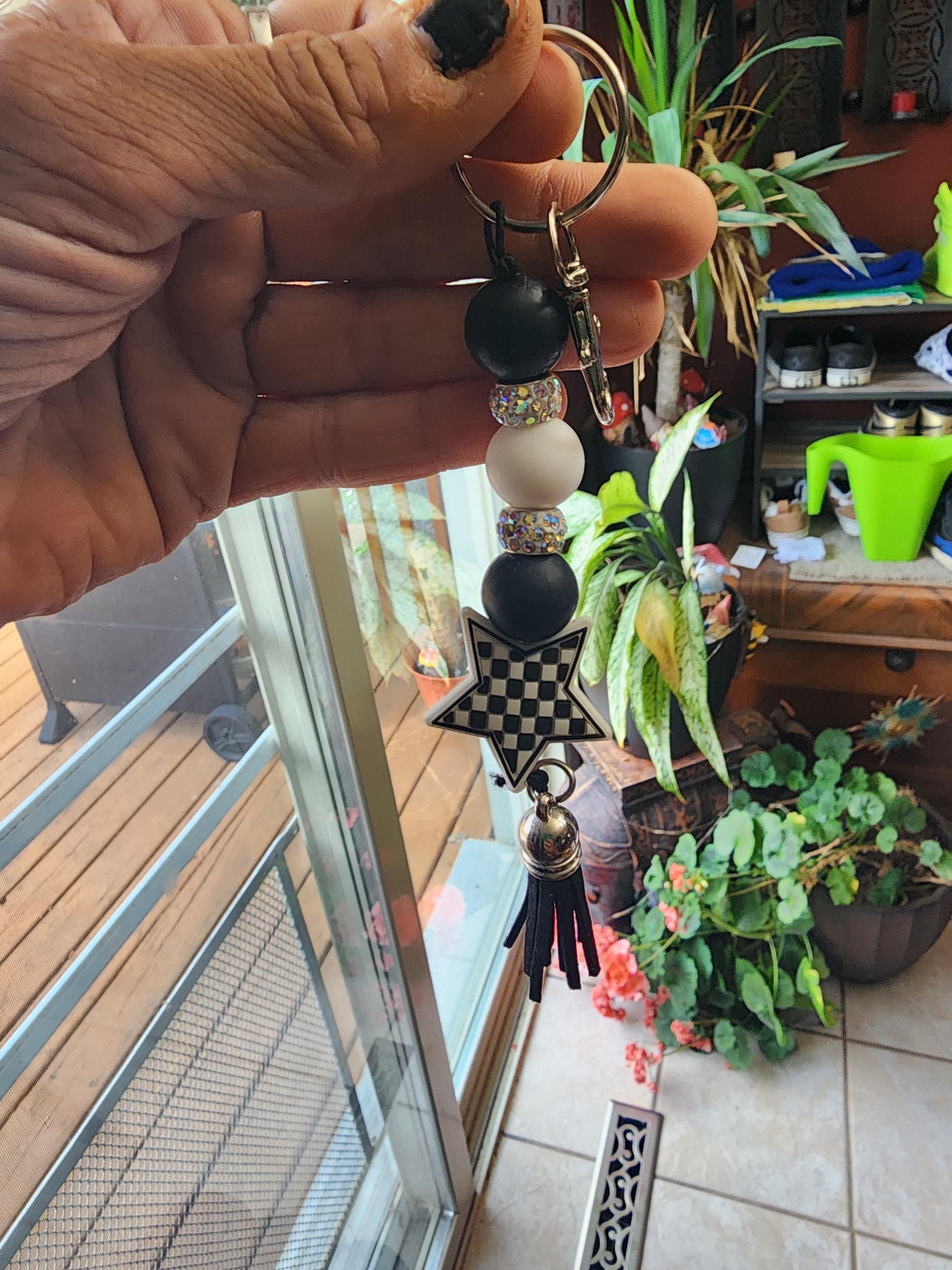 Black & White Checkered Star Beaded Keychain – Retro Aesthetic Bag Charm, Trendy Checkerboard Keyring, Cute Gift for Her - Thumbnail 2