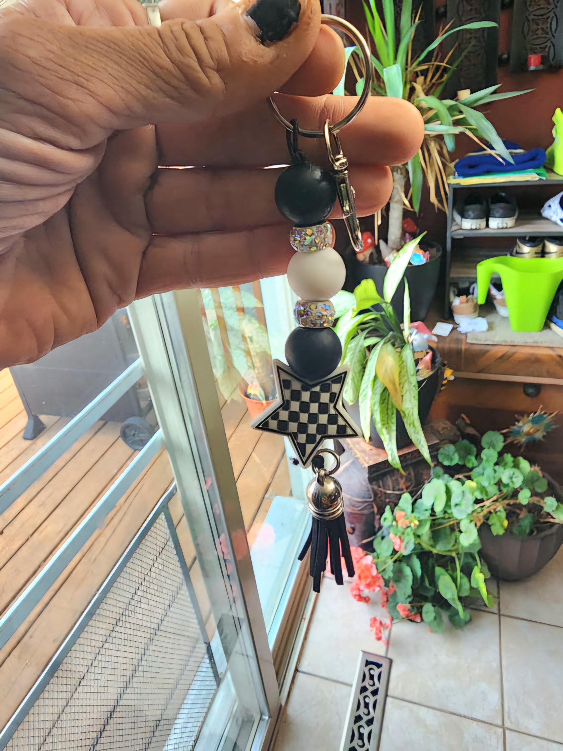 Black & White Checkered Star Beaded Keychain – Retro Aesthetic Bag Charm, Trendy Checkerboard Keyring, Cute Gift for Her - Thumbnail 6