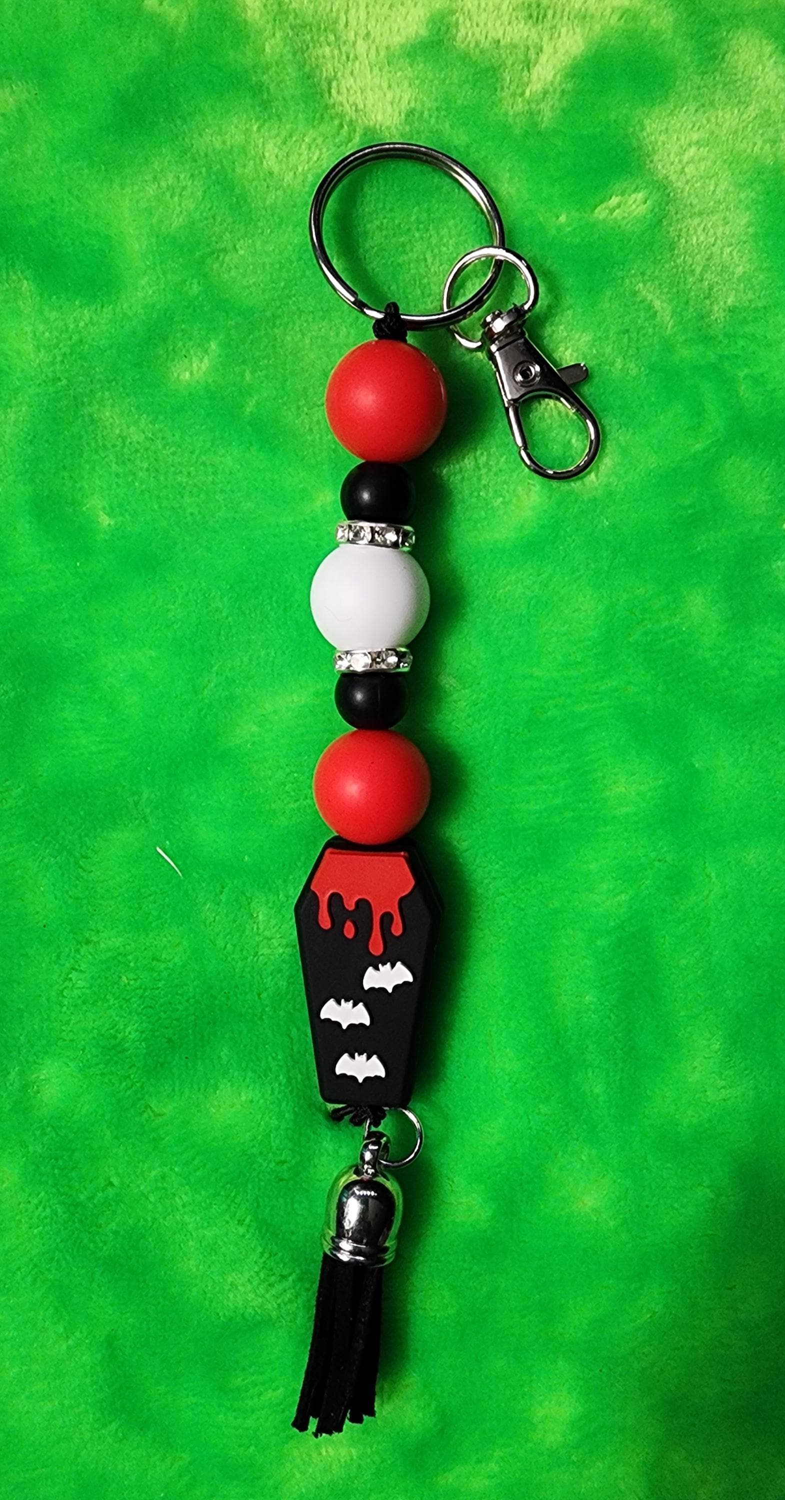 Coffin Cutie Keychain – Spooky Gothic Beaded Charm for Keys, Bags & Halloween Vibes - Thumbnail 4