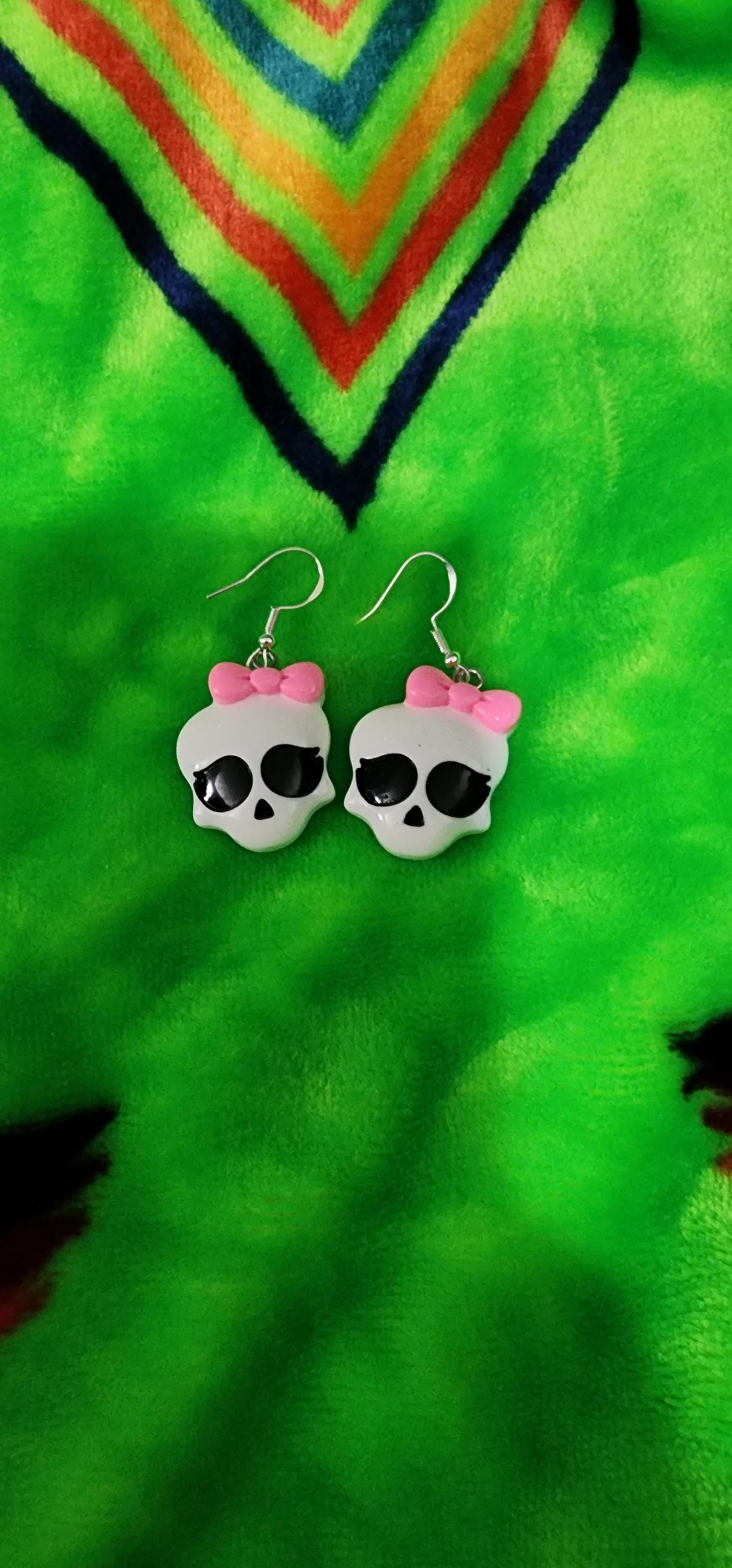 Skull with Pink Bow Earrings – Creepy Cute Goth Jewelry, Spooky Kawaii Accessory, Halloween Gift for Horror Lovers - Thumbnail 2