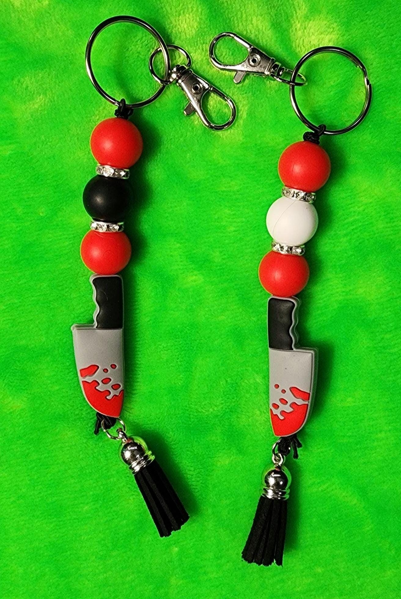Horror Lovers Bloody Knife Keychain – Spooky Slasher Charm, Creepy Cute Accessory, Scary Movie Fans, Halloween Keychain