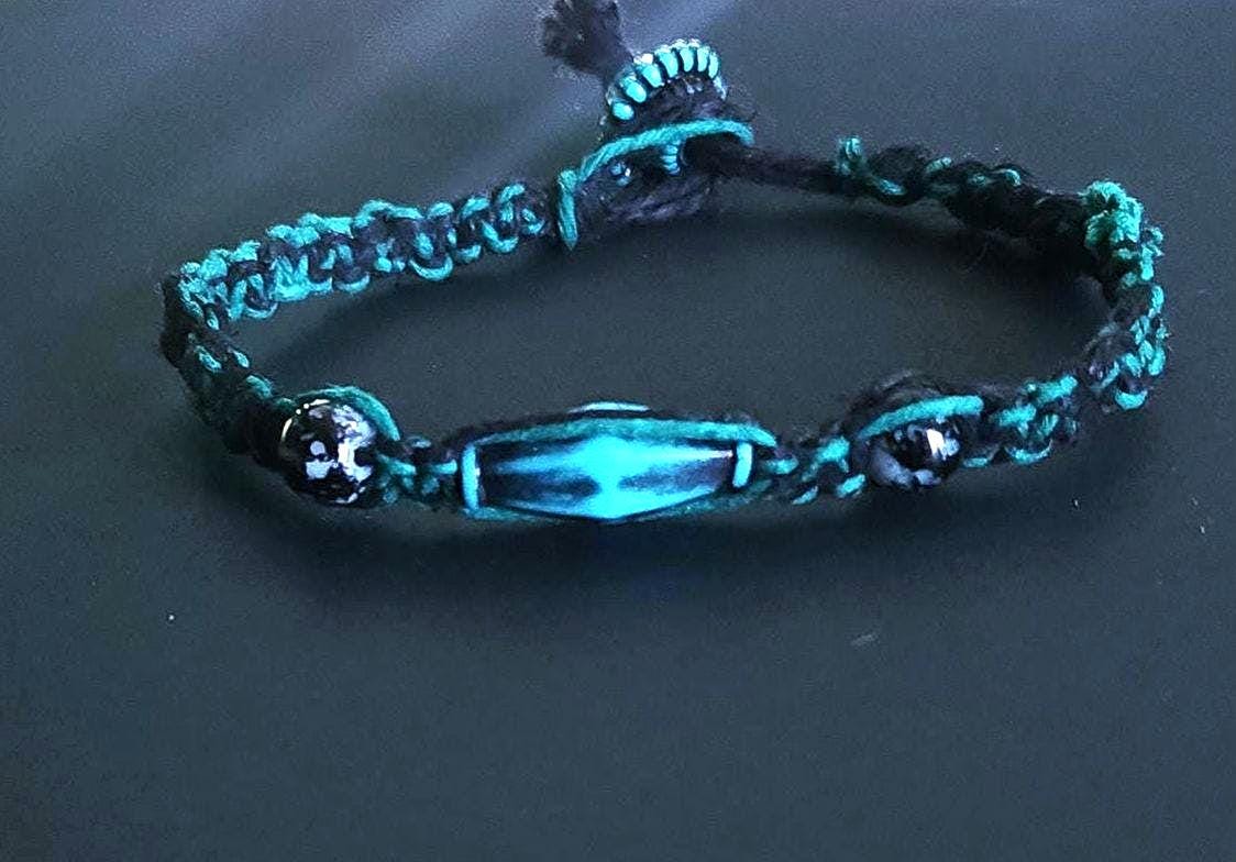 Handmade Teal Hemp Bracelet with Glass Beads - Thumbnail 3