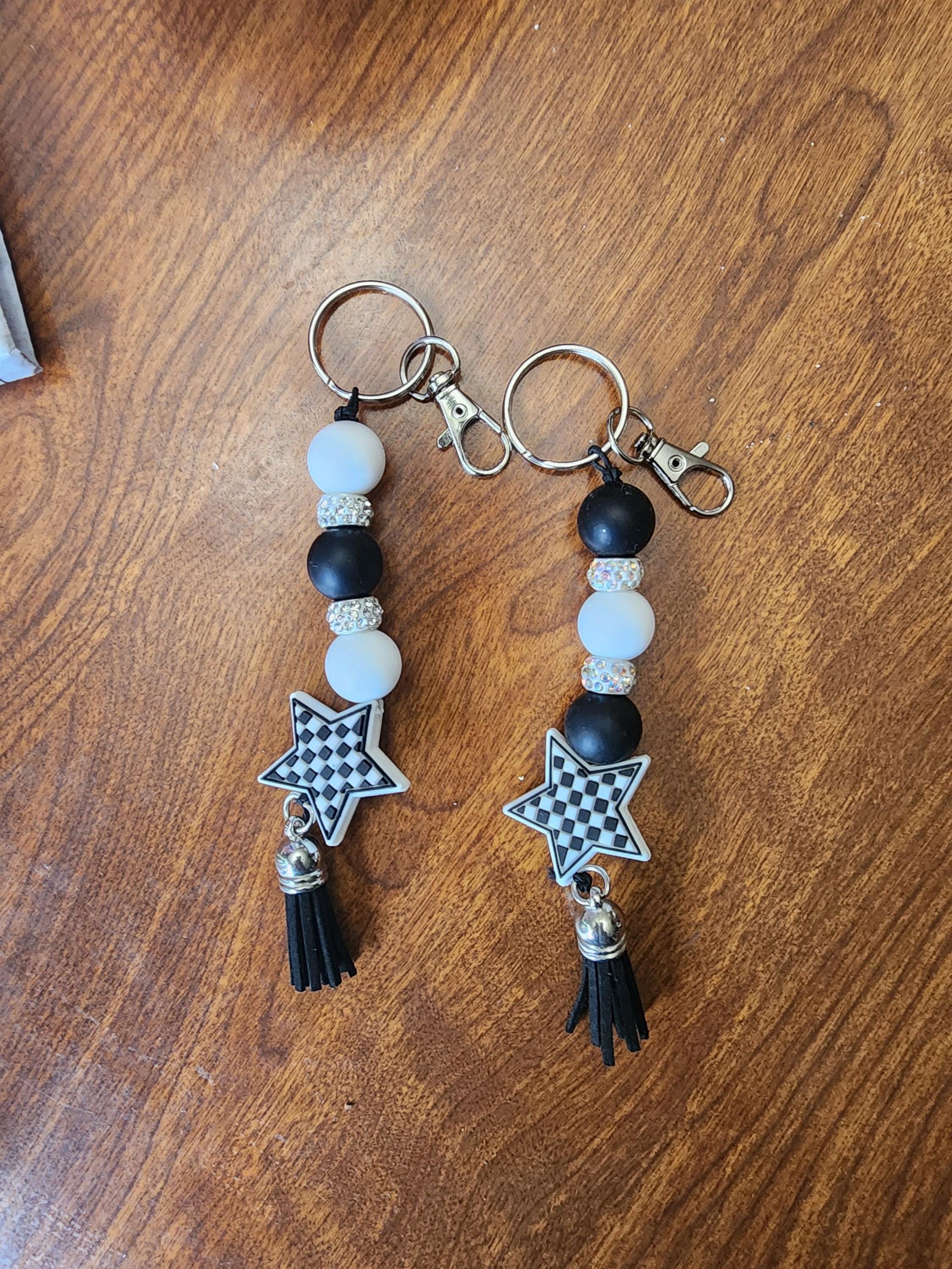 Black & White Checkered Star Beaded Keychain – Retro Aesthetic Bag Charm, Trendy Checkerboard Keyring, Cute Gift for Her - Thumbnail 3