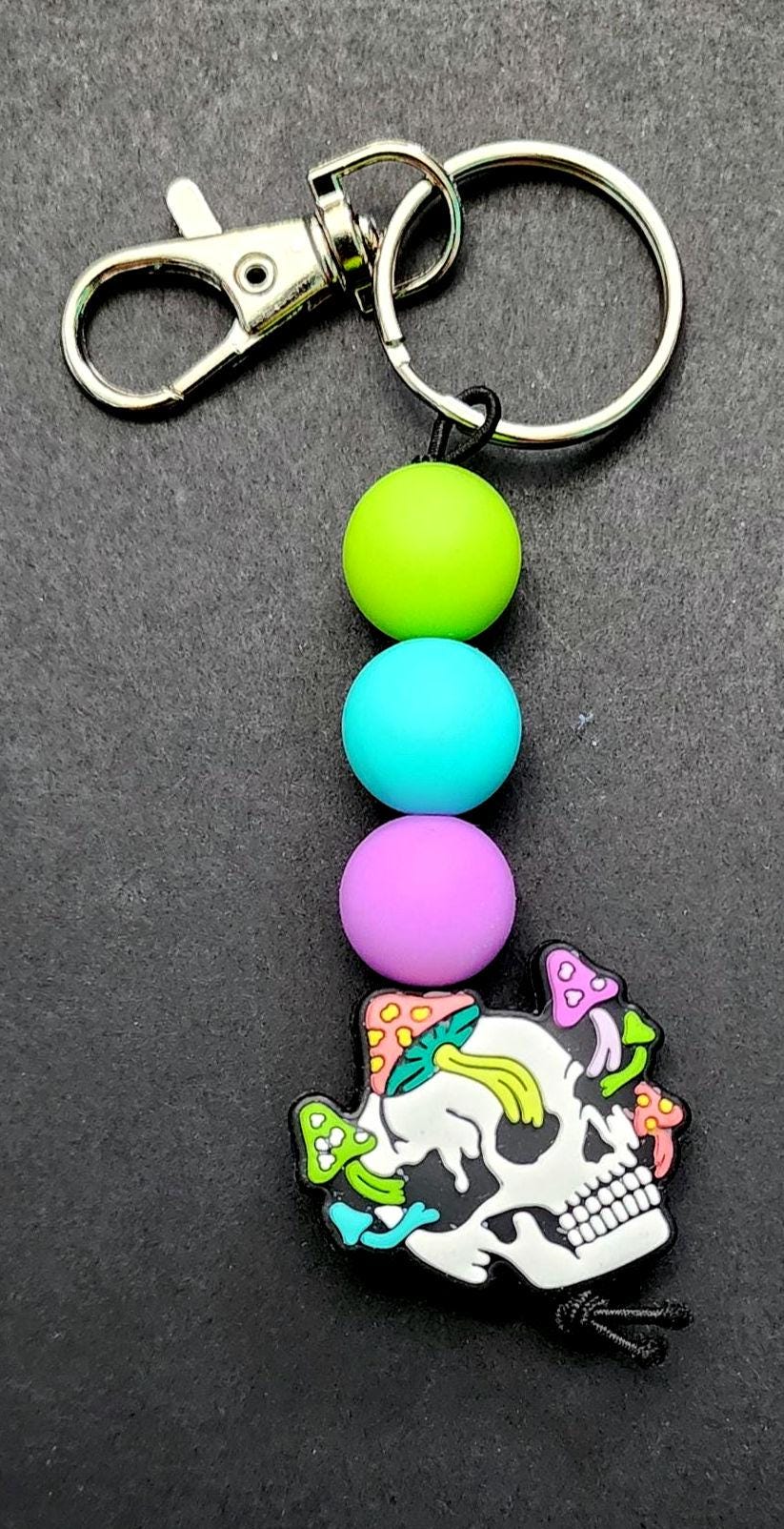 Beaded Keychain Shroom Skull Design, Handmade Mushroom Charm, Unique Gift for Bag or Keys, Boho Accessories, Psychedelic Trinket - Thumbnail 3