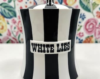 Bote de cerámica rayada Jonathan Adler White Lies Vice con tapa / 8.5" de alto / LEER