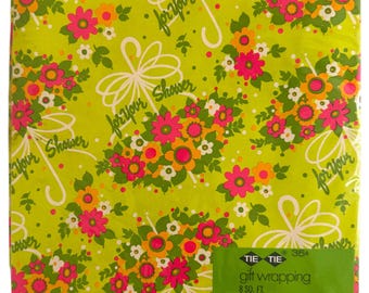 Könnte beinhalten: Quadratisches Geschenkpapier mit limettengrünem Hintergrund und einem Blumenmuster in Rosa, Orange und Weiß. Die Worte "for your shower" sind in einer Schleife geschrieben. Das Paket enthält zwei Bögen, je 73,66 cm x 50,8 cm.