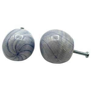 Juego de 2 tiradores Mackenzie Childs + herrajes / Remolino azul claro / Pomos para cajones / Armarios imagen 4