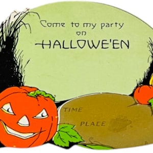 Può includere: Un invito vintage per una festa di Halloween con sfondo verde e il testo "Come to my party on HALLOWE'EN". L'invito presenta due zucche di jack-o'-lantern con facce spaventose e un cumulo di terra marrone con le parole "TIME" e "PLACE" scritte su di esso.