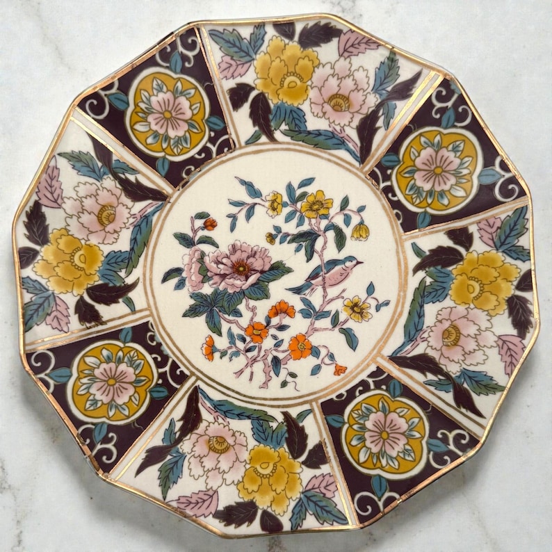 Plato de postre Bibi de Anthropologie / Ciruela / Floral / Pájaro / Ribete dorado / Ensalada / Guarnición / 23 cm imagen 1