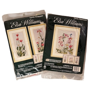 Puede incluir: Dos kits de bordado Elsa Williams. Cada kit presenta un diseño floral con flores rojas, rosas y blancas. Los kits están empaquetados en plástico transparente con un respaldo verde oscuro y ribete dorado.