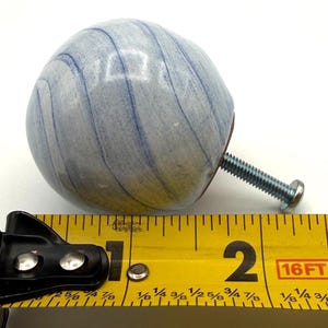 Juego de 2 tiradores Mackenzie Childs + herrajes / Remolino azul claro / Pomos para cajones / Armarios imagen 3