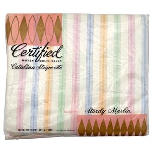 Op de afbeelding: Een rustiek houten bord met de tekst "Welcome to our home" in witte letters. Het bord heeft een verweerde afwerking en een eenvoudig, uitnodigend ontwerp, perfect voor de voordeur.