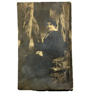 Cartão postal vintage com foto real em relevo da década de 1920 de uma mulher posando