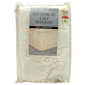 Pode incluir: Uma saia de cama de renda Battenburg branca embalada. A embalagem exibe o texto "Battenburg Lace Bedskirt" e "Full Bedskirt". A saia de cama tem um comprimento de 35.56 cm e apresenta um design de renda decorativo.