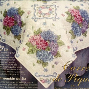 Puede incluir: Un juego de bloques de edredón blancos con diseños florales de hortensias bordadas en rosa, azul y morado. Cada bloque mide aproximadamente 38 cm x 38 cm. El texto "Ensemble de Six" es visible.