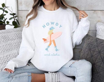 Bluza z nadrukiem Coastal Cowgirl Preppy Western Cowgirl Surfer Crewneck Howdy and Aloha Shirt Cowgirl Estetyczna, różowo-niebieska bluza z nadrukiem Coastal Cowgirl