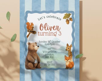 Peut inclure: Une invitation d'anniversaire avec un fond à rayures bleues et blanches et des illustrations d'animaux de la forêt. L'invitation dit "Célébrons Oliver qui fête ses 3 ans" avec les détails de l'événement. Un ours, un écureuil, un renard et un cerf sont représentés.