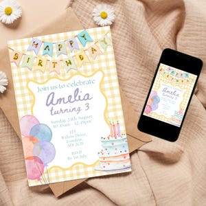 Può includere: Un invito di compleanno con sfondo a quadretti gialli e uno striscione con la scritta "Happy Birthday". L'invito dice "Join us to celebrate Amelia turning 3". Uno smartphone mostra lo stesso invito. Palloncini e torta.