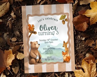 Peut inclure: Une invitation d'anniversaire sur le thème de la forêt. L'invitation présente une illustration d'ours, de cerf, de renard et d'écureuil. Le texte dit "Let's celebrate Oliver turning 3" avec les détails de l'événement. Le fond a un motif à rayures.