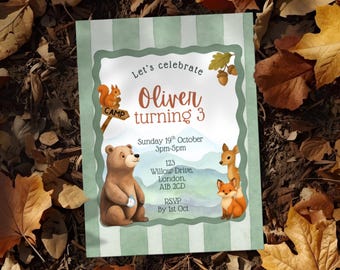 Peut inclure: Une invitation d'anniversaire sur le thème de la forêt. L'invitation présente un ours, un cerf, un renard et un écureuil. Le texte dit "Célébrons Oliver qui fête ses 3 ans" avec les détails de l'événement.
